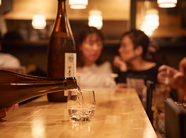 日本酒を注ぐ