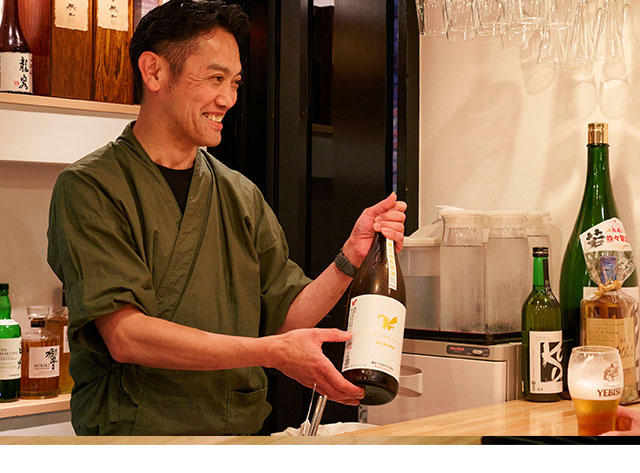 日本酒を注ぐ