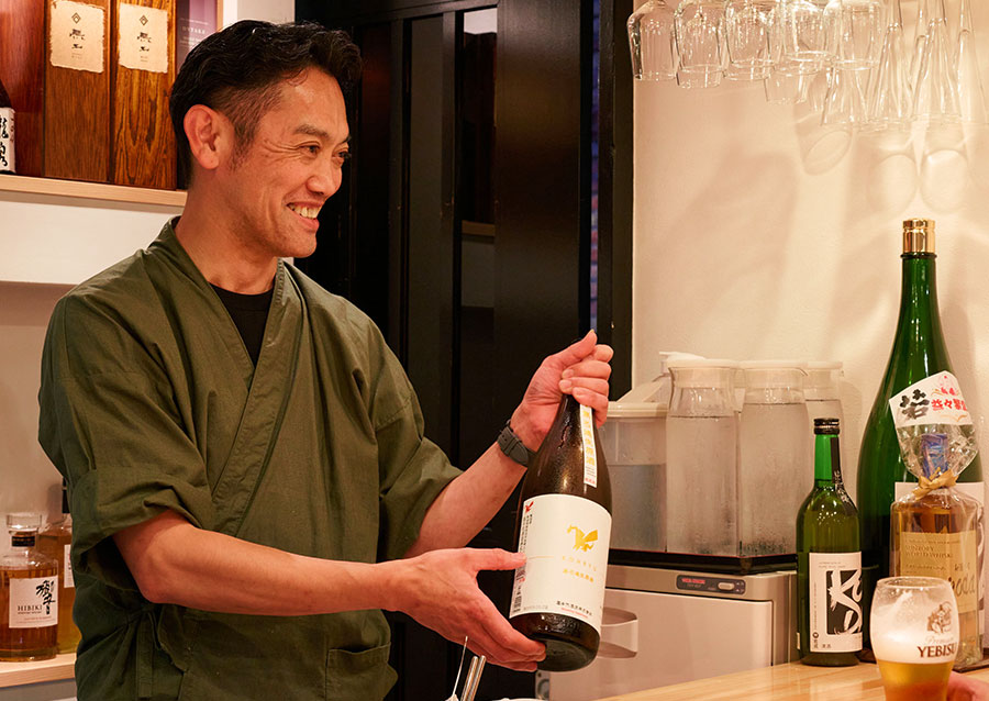 日本酒を注ぐ